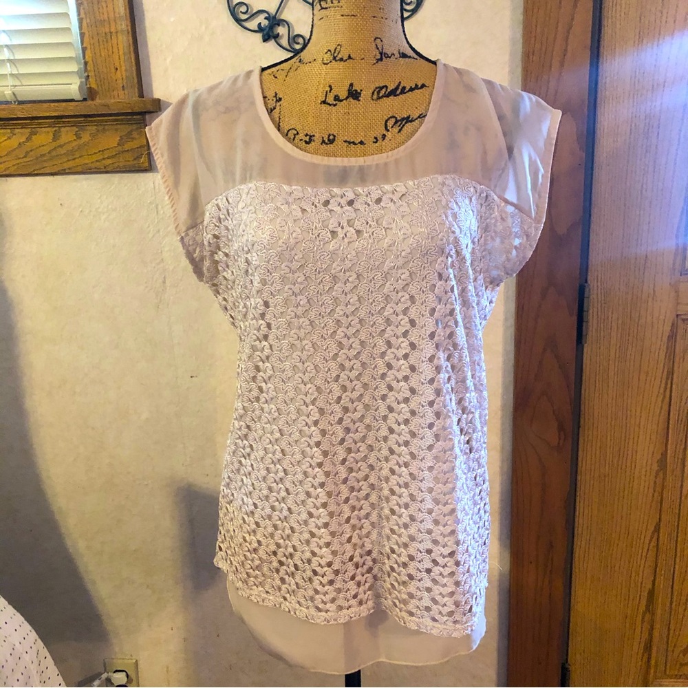 Light beige lace lined roz&ALI cap sleeve blouse. Size Medium.